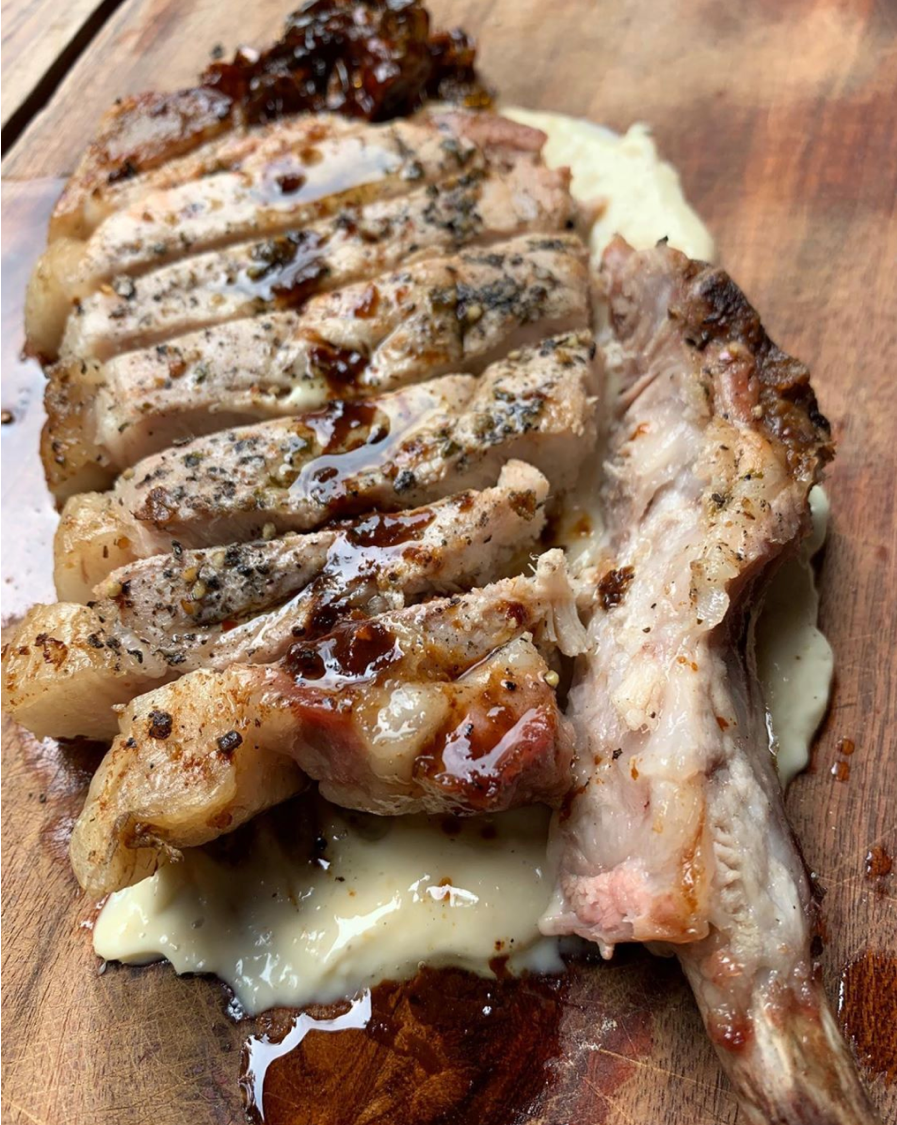 Pork Tomahawk con horseradish y @mr.chill.o Jalapeño  | By: @mrfayer